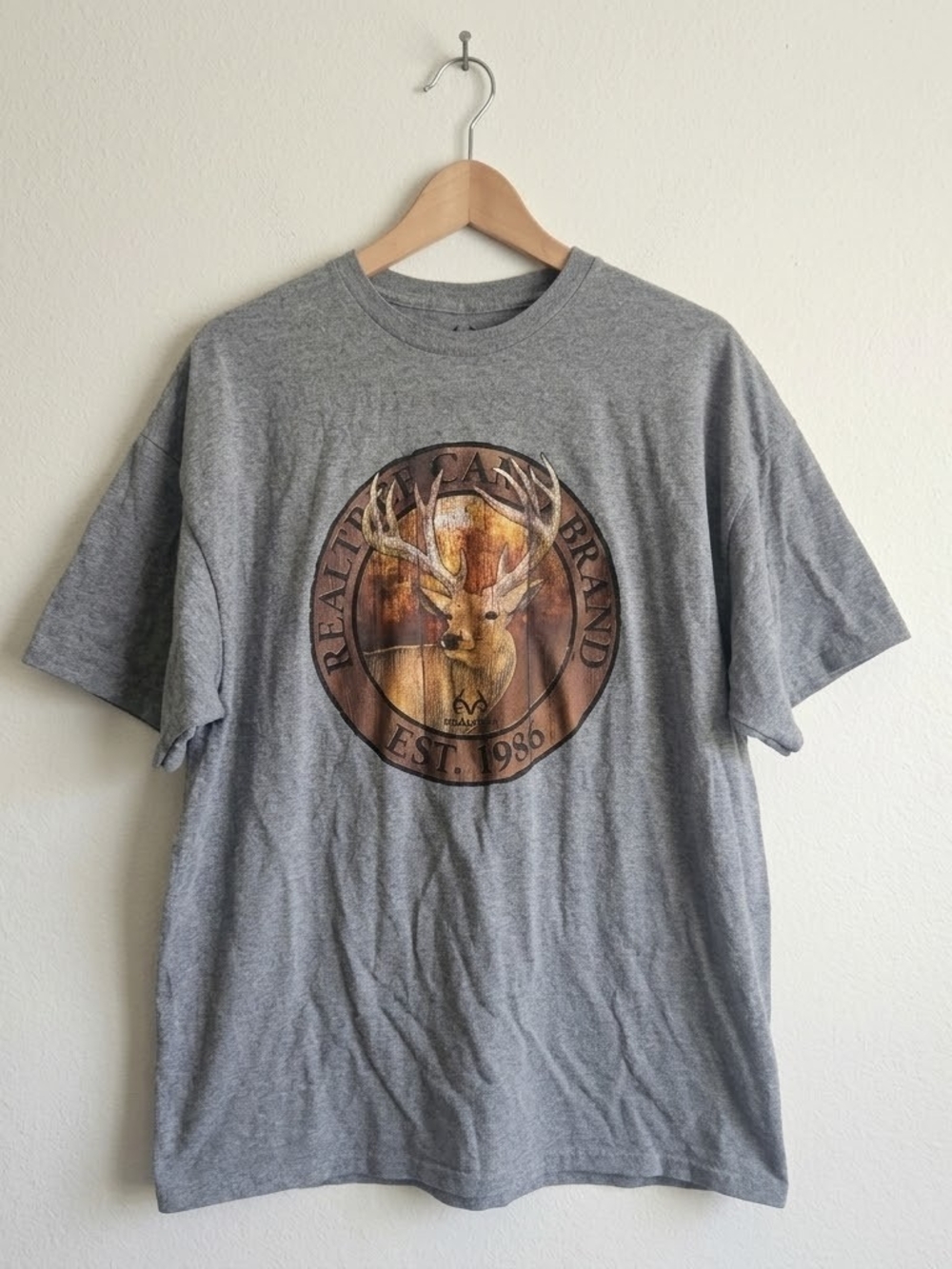 Realtree Menās XL Gray Deer Buck Hunting Graphic T-Shirt Outdoor